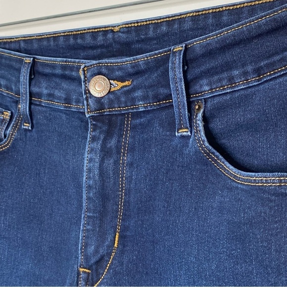 Levi's Mid Length Dark Wash Denim Shorts - Picture 2 of 10